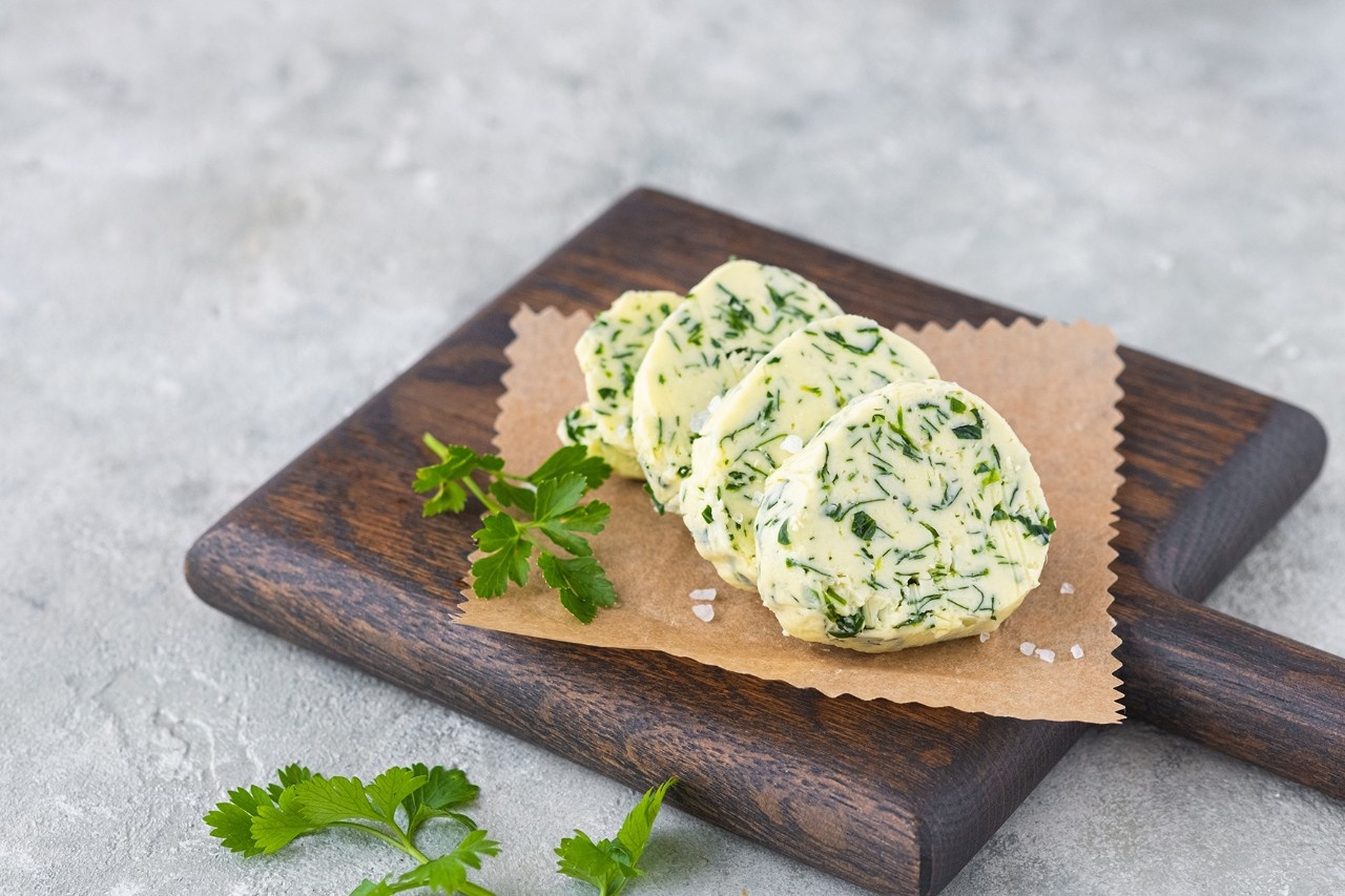 Knoblauch- und Kräuterbutter