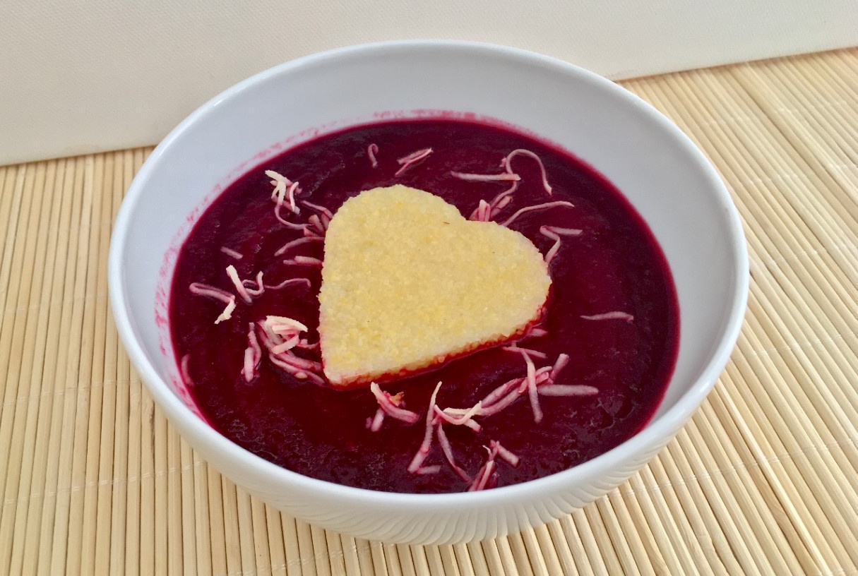 Rote Rüben Suppe mit Herz